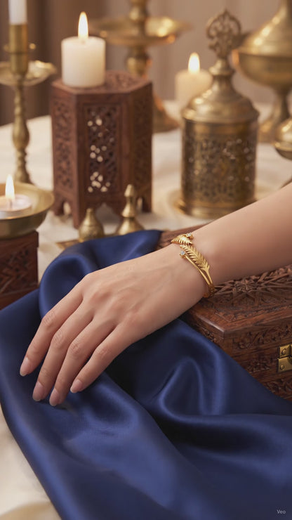 Gold Daphne Leaf Women's Bracelet